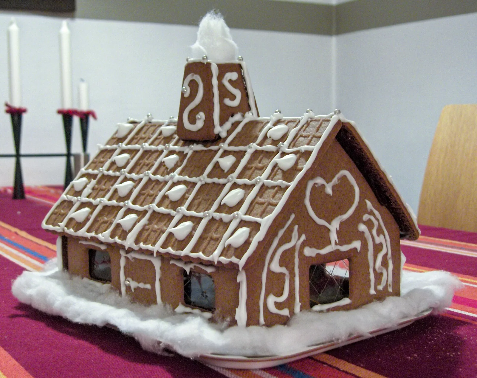 Ett pepparkakshus med glasyrmönster