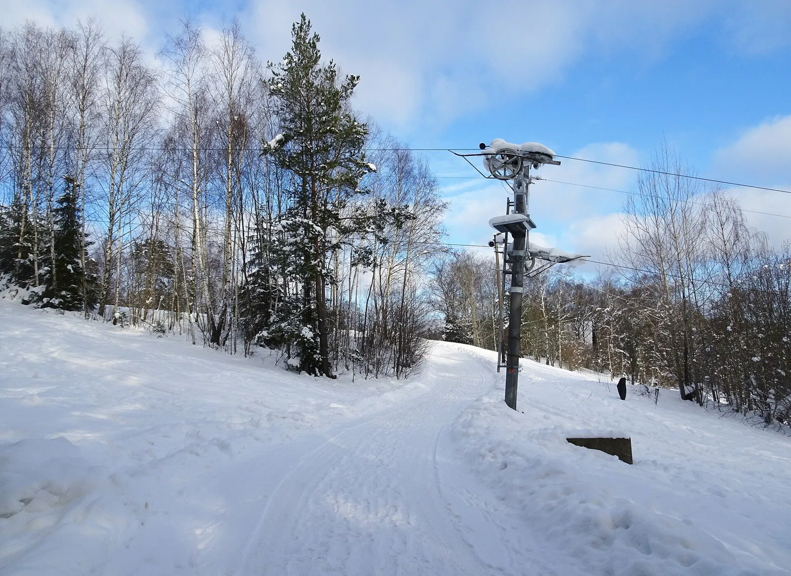 En snötäckt backe vid Lida friluftsgård