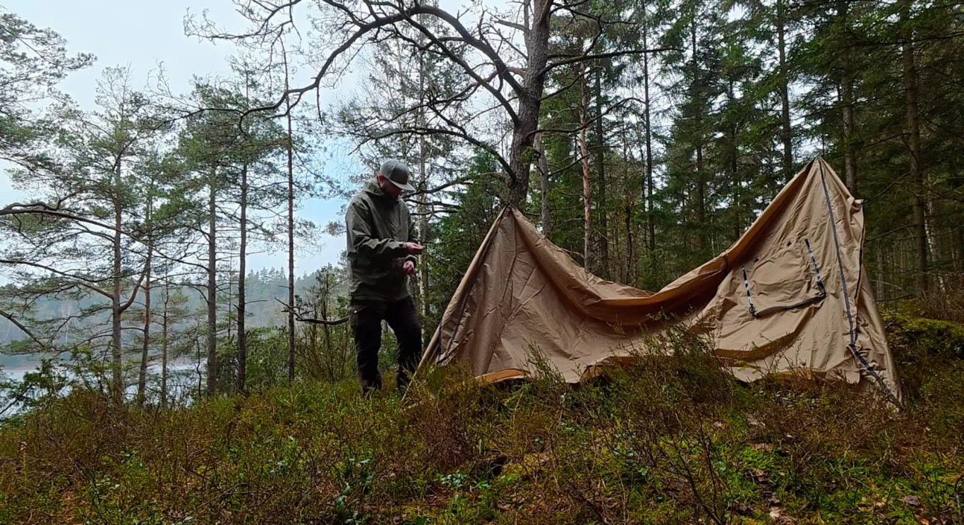 Sätter upp tältet