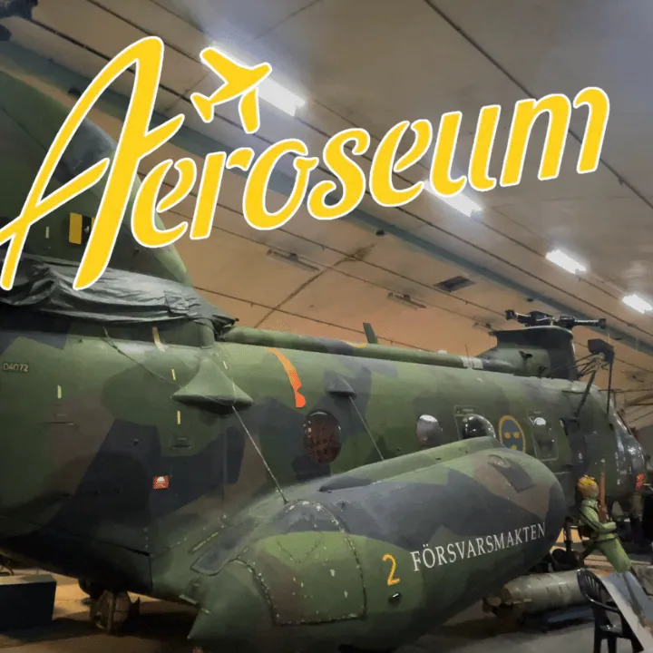 Wojskowy helikopter w hangarze z tekstem "Aeroseum" powyżej.