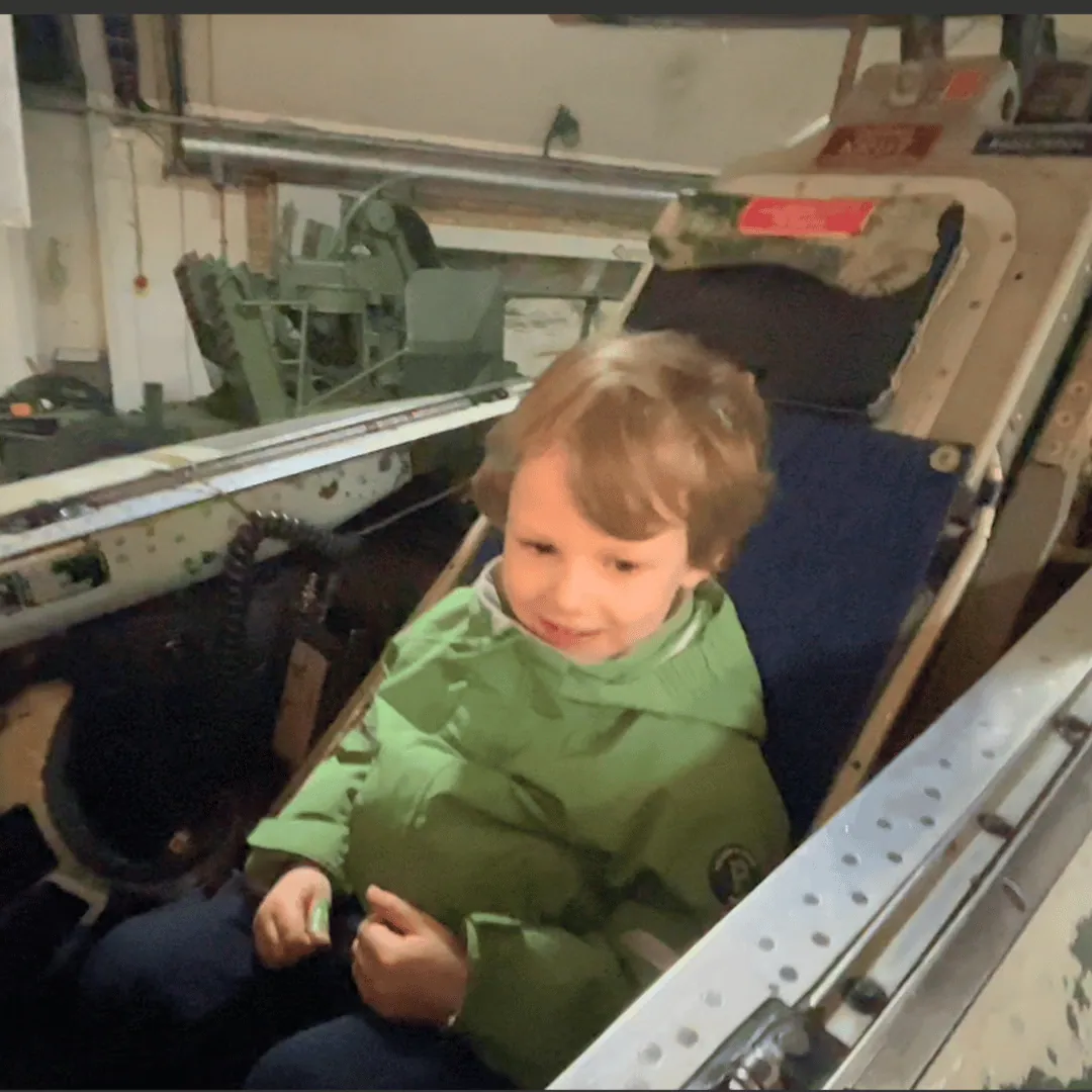 Siddende i Draken ved Aeroseum