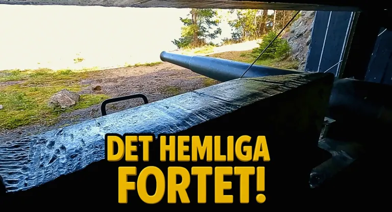Utsikt från en öppning med texten "Det hemliga fortet!" i gult.