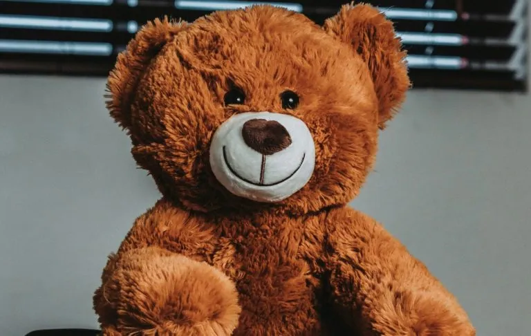En brun, myk bamse med et stort smil.