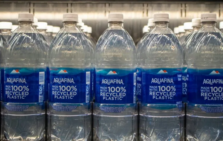 Veepudelid, millel on silt kirjaga "Aquafina".