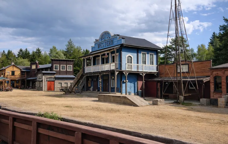 Een Wild West stadje met verschillende gebouwen in een droge, afgelegen omgeving.
