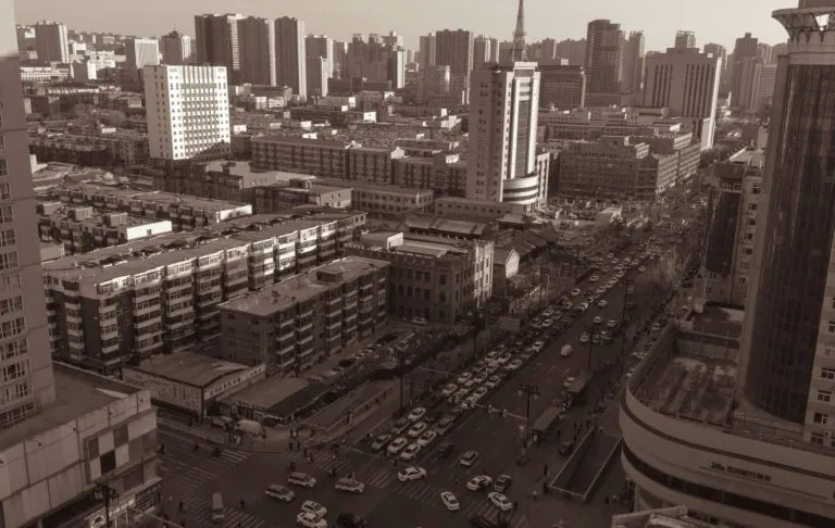 Stad skyline met hoge gebouwen en verkeer in sepia tinten.