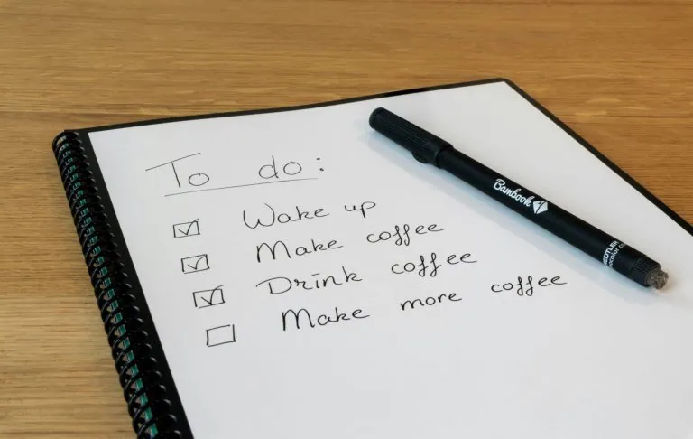 Eine Liste von Aufgaben, einschließlich der Herstellung von Kaffee mehrere Male.