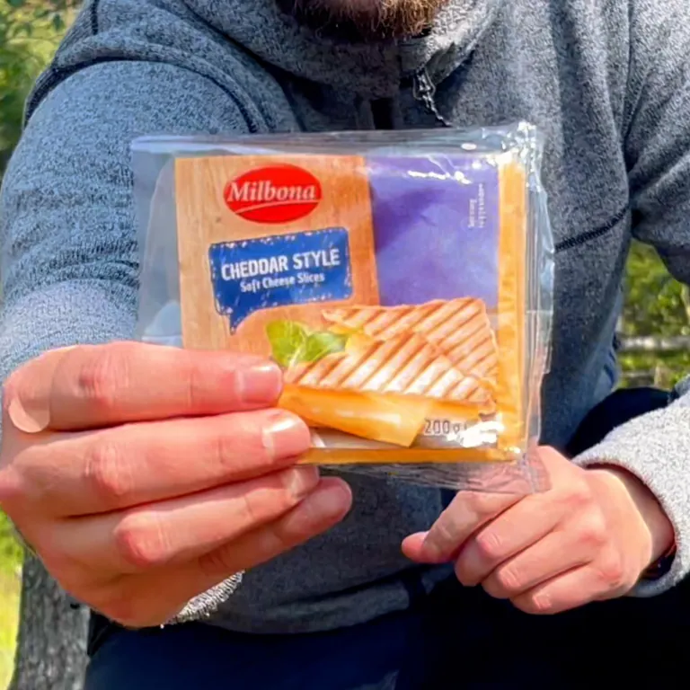 Henkilö, jolla on cheddarjuustoa.