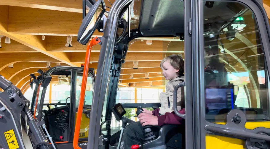 Leo en Johannes bedienen een graafmachine bij World of Volvo in Göteborg.