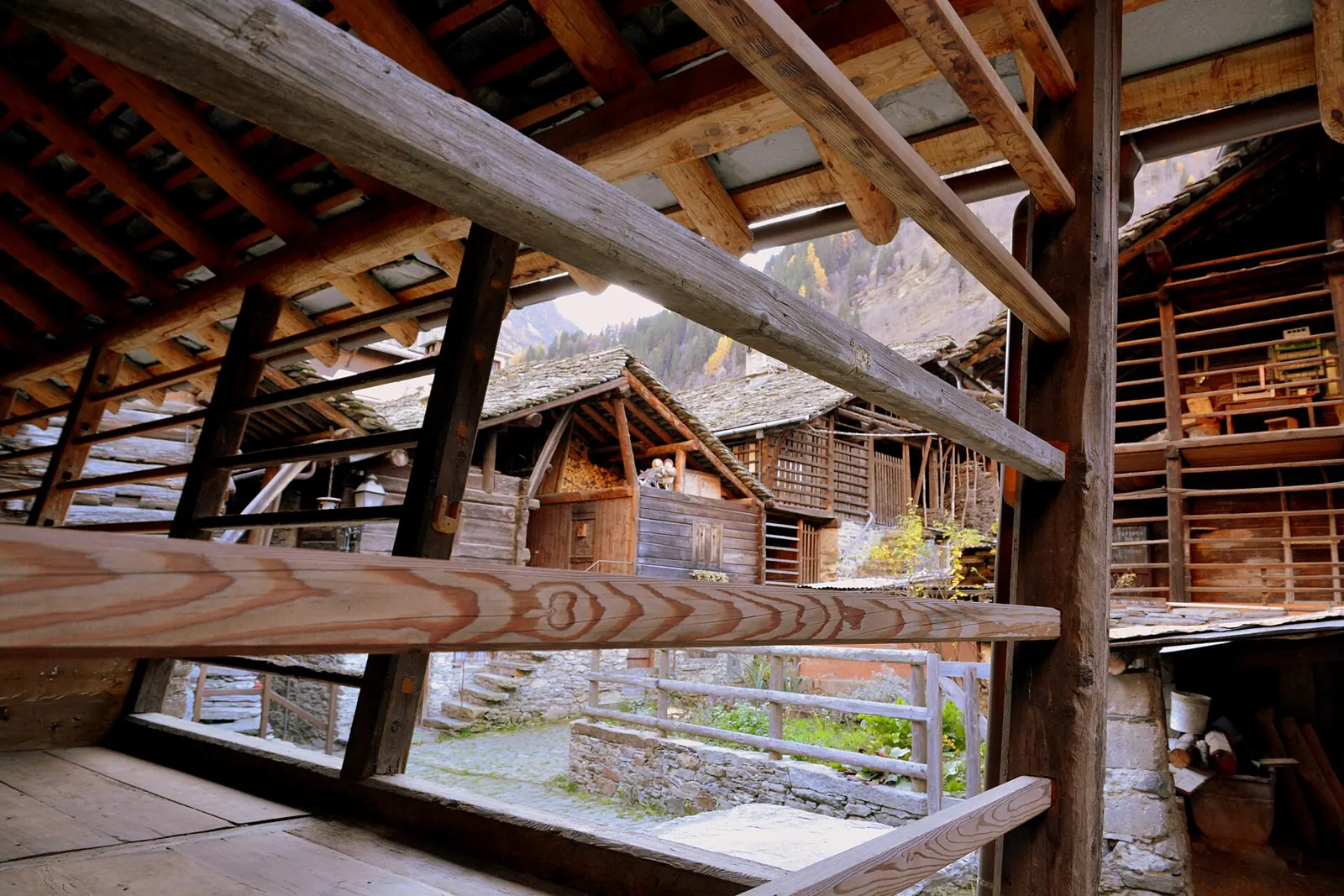 Vecās Walser mājas no koka un akmens ar uz balkoniem un akmens plātnes jumtiem Alagna