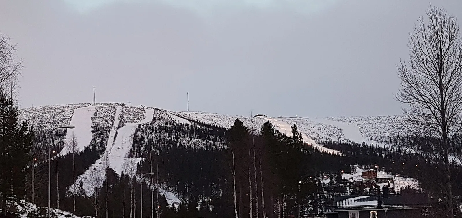 Björnrikes backar och stugor i skymningen
