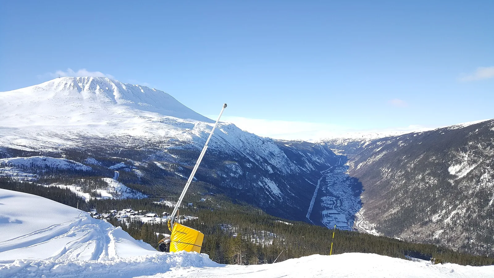 Gaustatoppen och dalen ner mot Rjukan sedda från skidbackarna