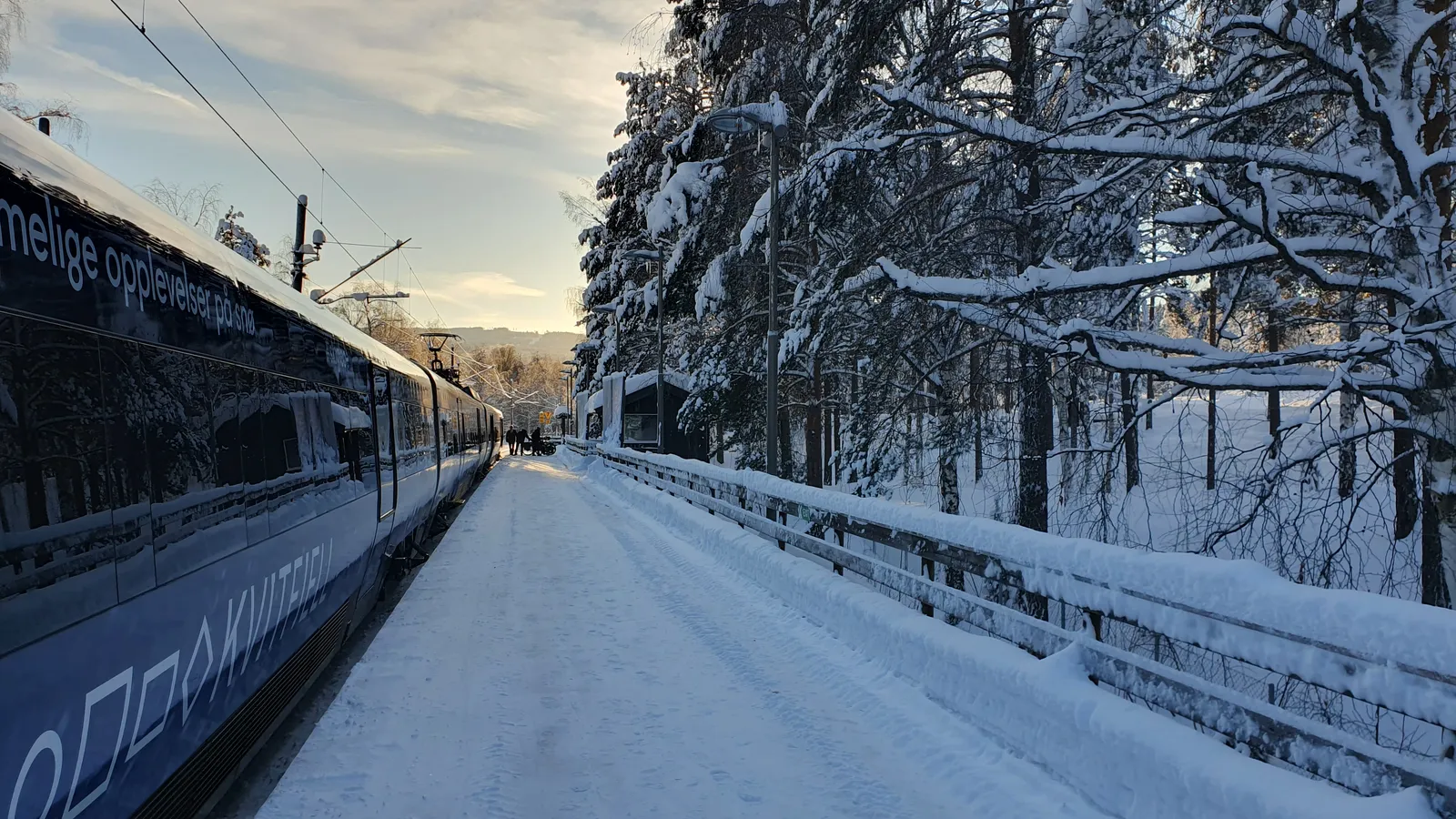 Ett tåg vid den snöiga perrongen på Hunderfossen