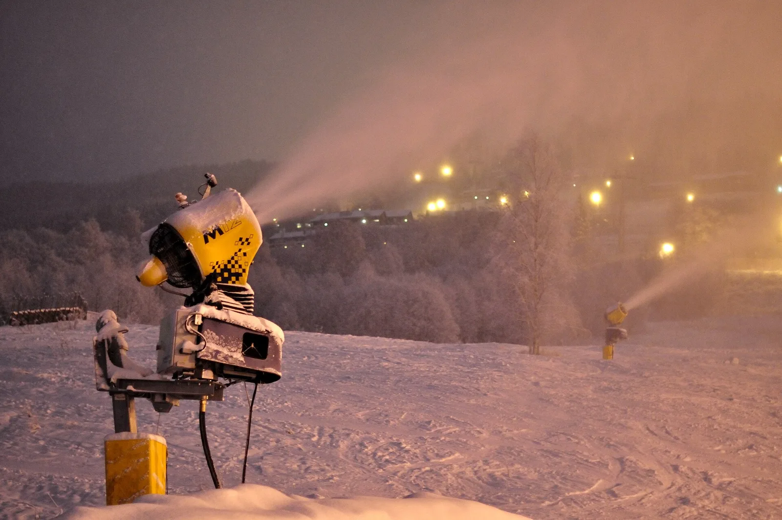 Snökanoner i strålkastarljus i Hafjell en vinterkväll