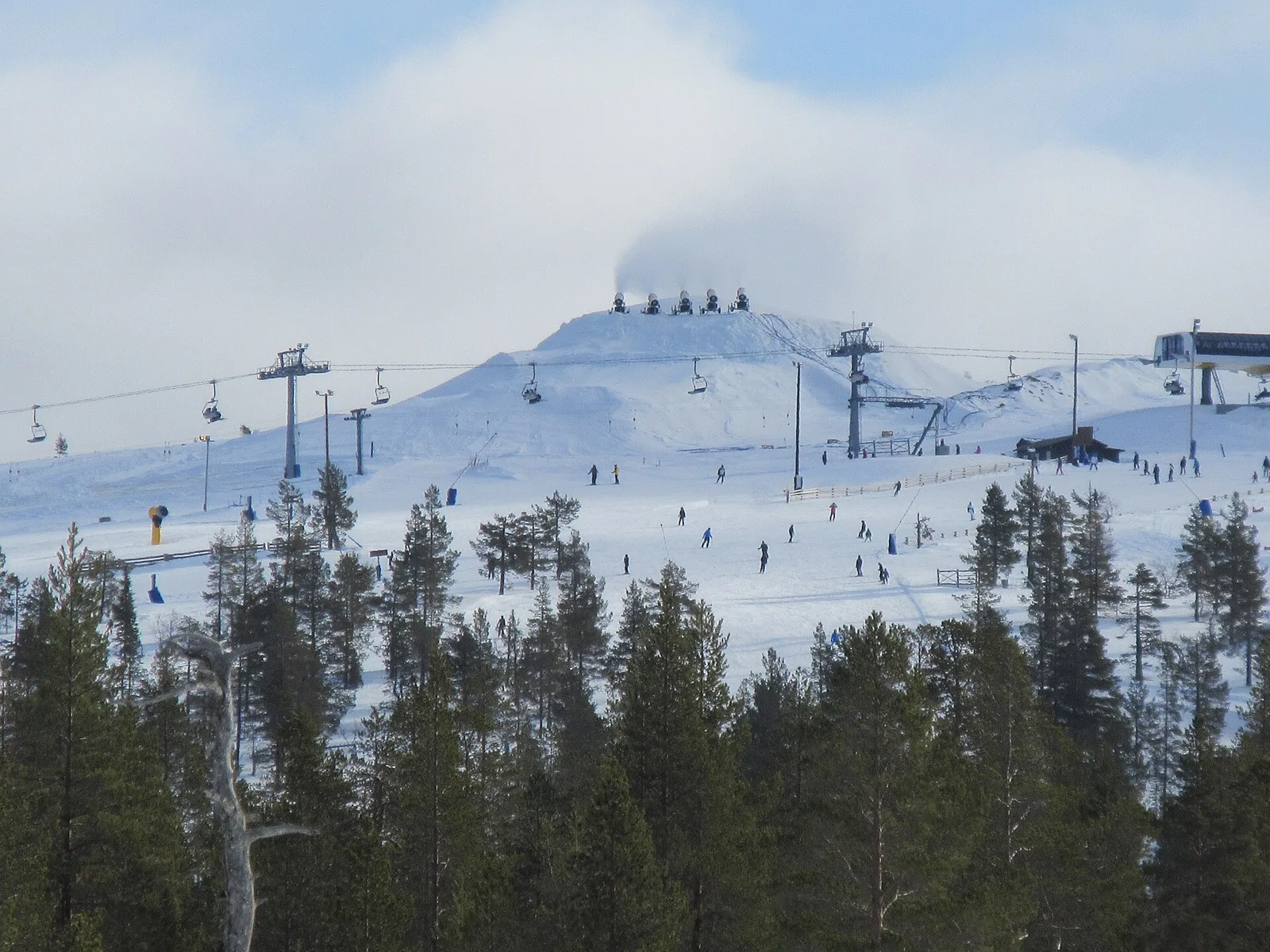 Idre Fjälls backar med stolliftar och snökanoner