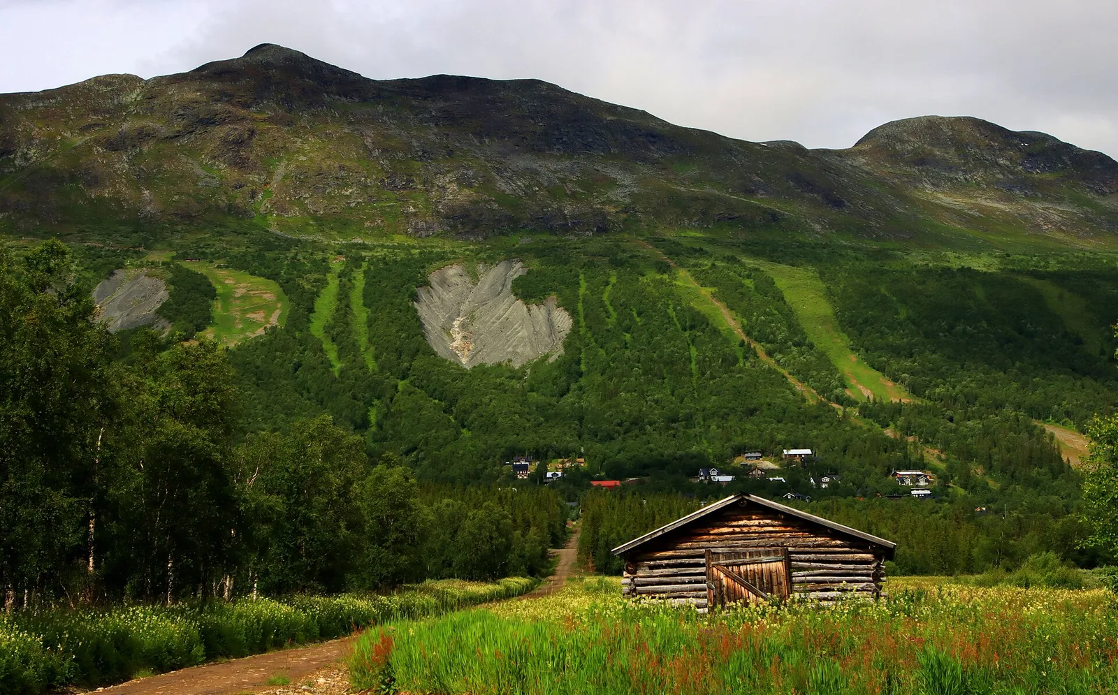 Kittelfjället med raviner och en lada