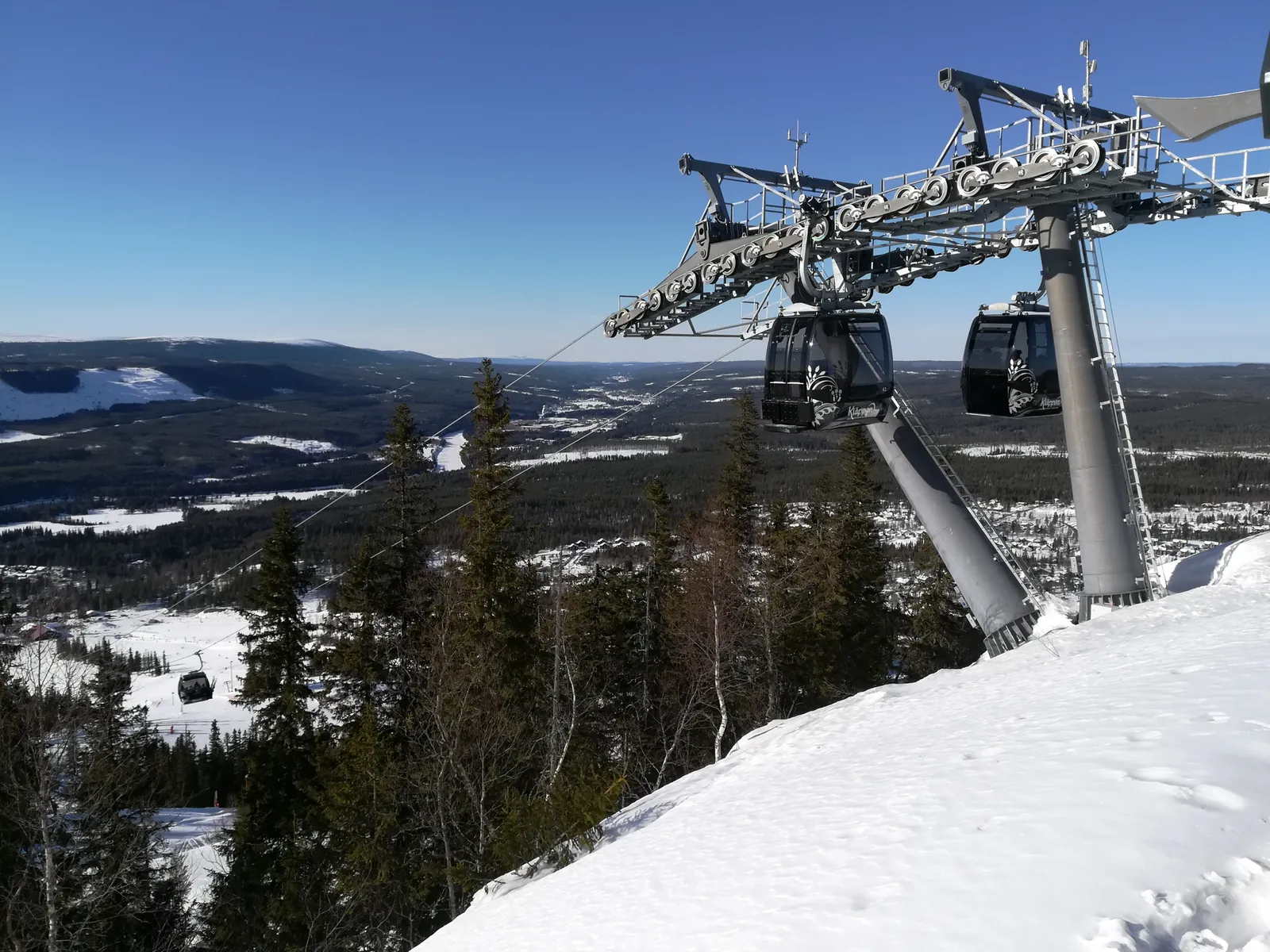 Gondolens toppstation på Kläppenberget en klar vinterdag