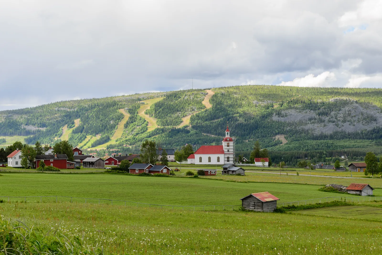 Klövsjö by med den vita kyrkan