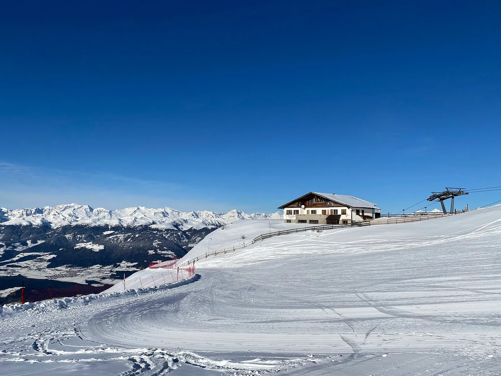 En pist med en hytta på Kronplatz
