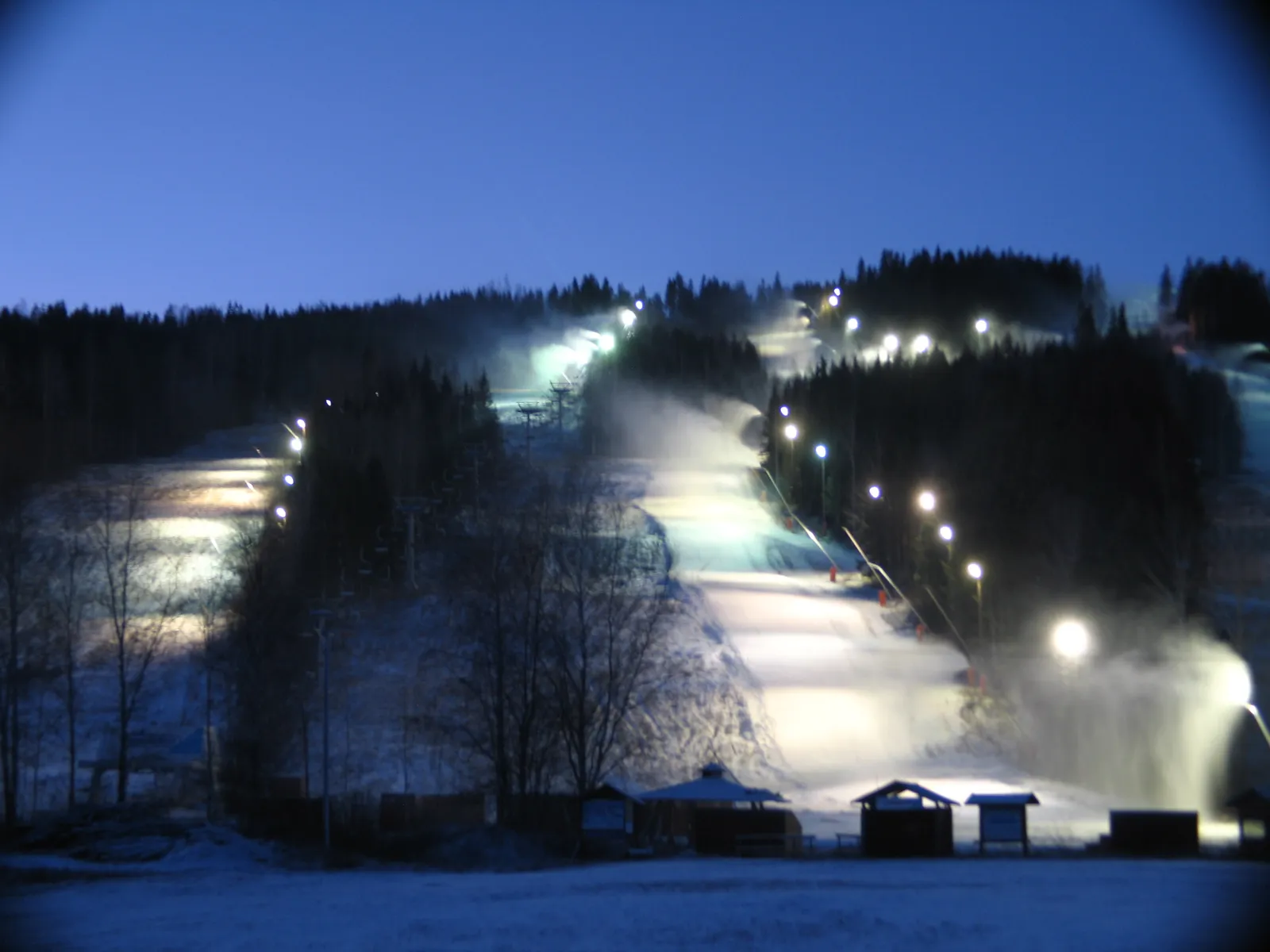 Upplysta backar i Kungsberget en vinterkväll