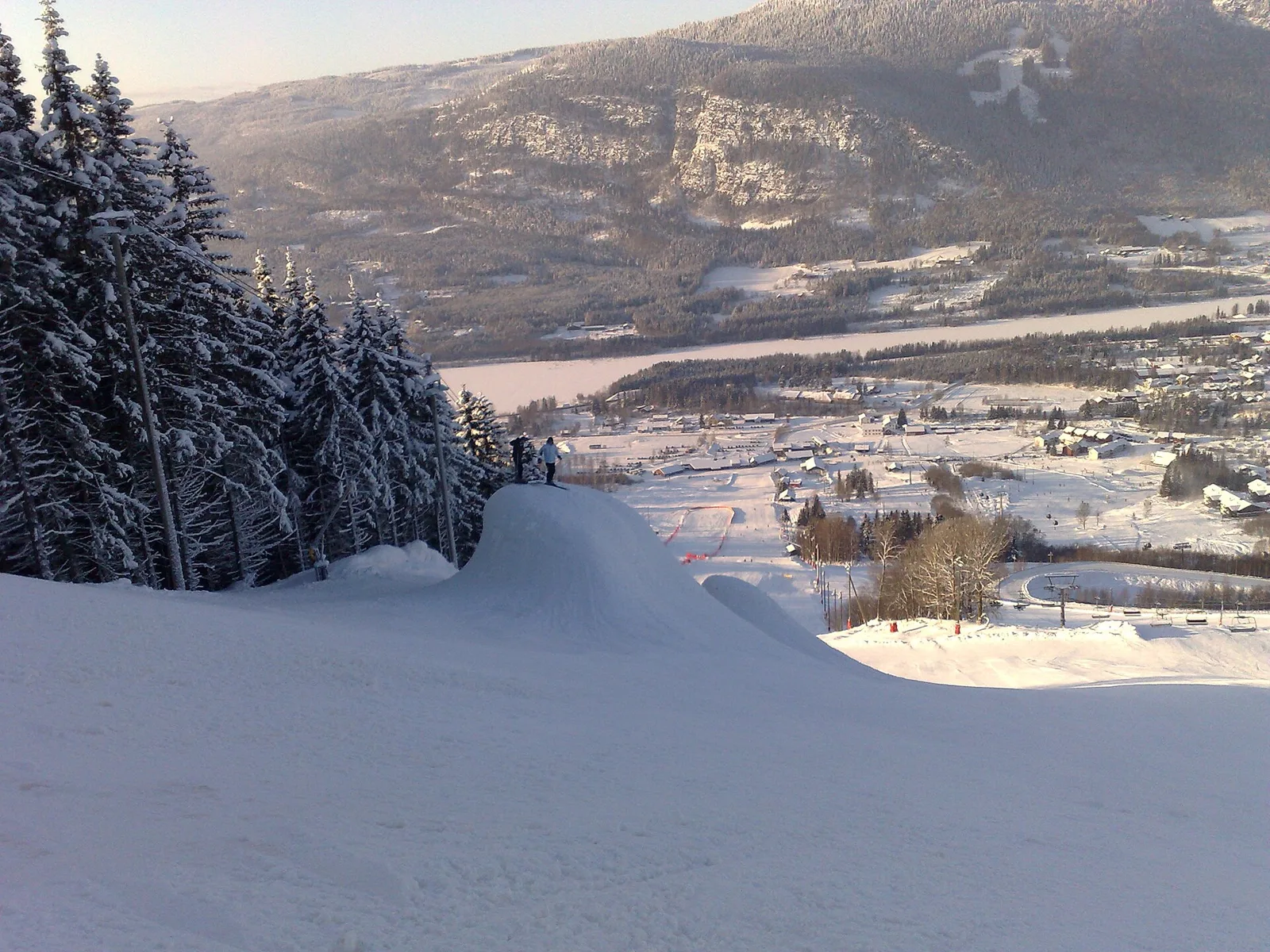 Utsikt från Hafjell över Gudbrandsdalen i vinterskrud