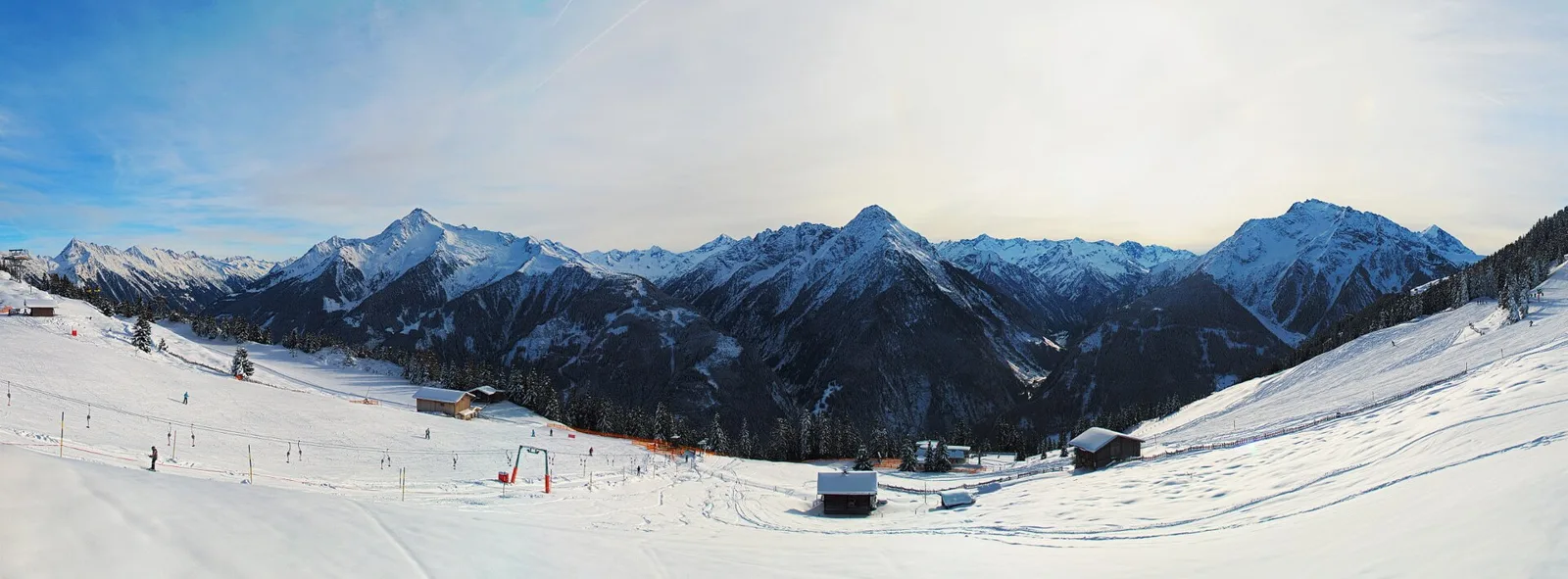 Vinter panorama fra Penken over Mayrhofen med preparerede pister, lifte og snedækkede toppe i Zillertal