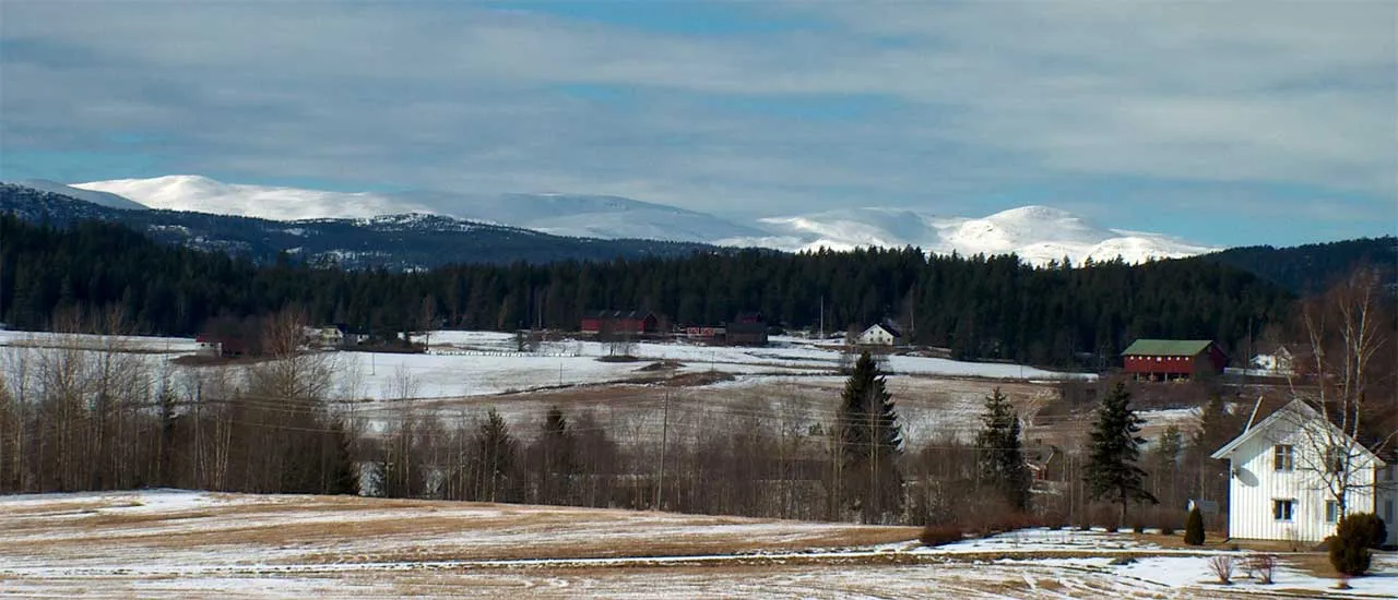 Det snötäckta Norefjell sett från Sokna