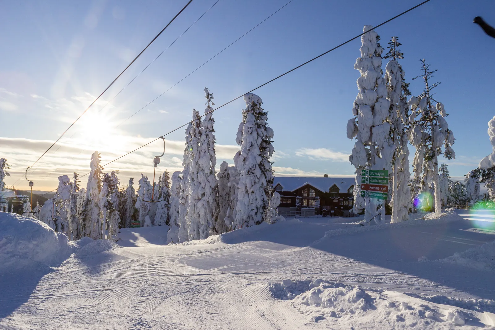 Snötyngda granar vid Solklintens topp i Romme Alpin