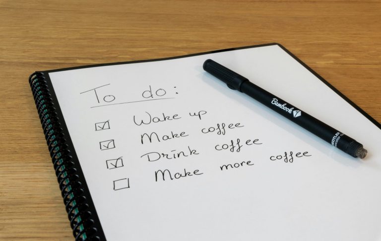 En lista med uppgifter, inklusive att göra kaffe flera gånger.