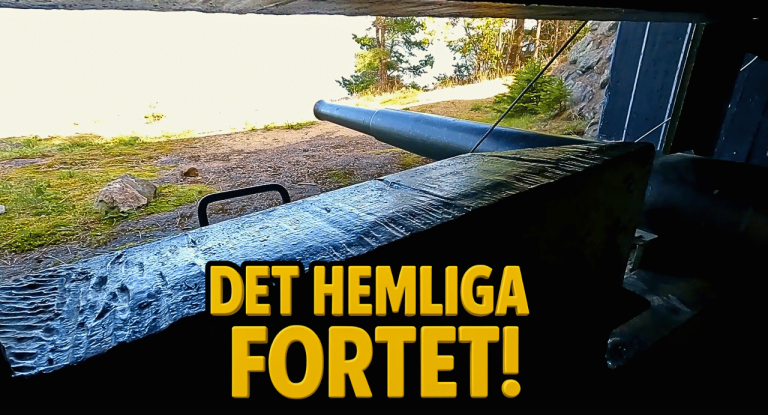 Kustartilleri Anläggningen GE3 i Furuviksparken Utsikt från en öppning med texten "Det hemliga fortet!" i gult.