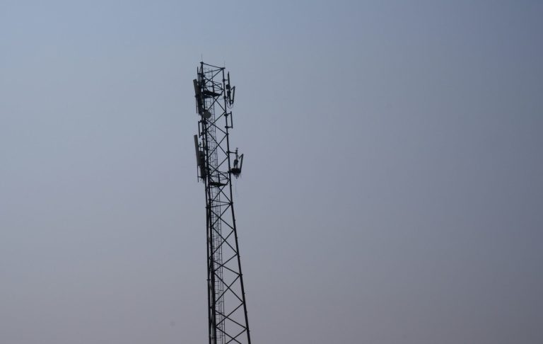 En mobilmast Mobilmast med antenner på en hög struktur mot en klar himmel.