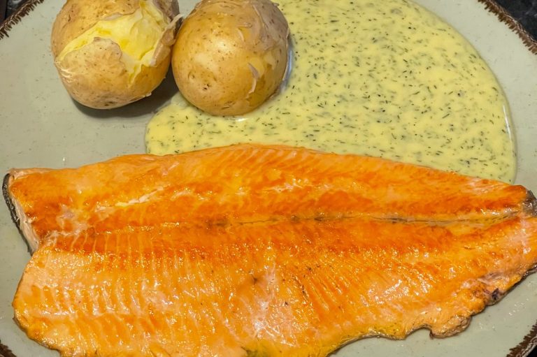 Grillad laxfilé med sås och kokt potatis.
