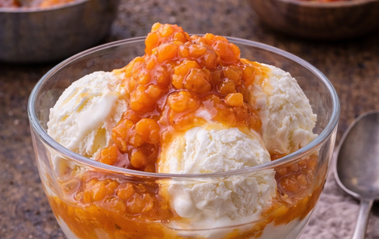 Skål med glass toppad med söt aprikossås.