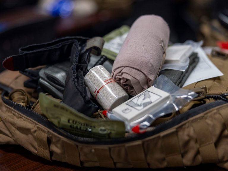 En överfylld ryggsäck med medicinska förnödenheter och utrustning.