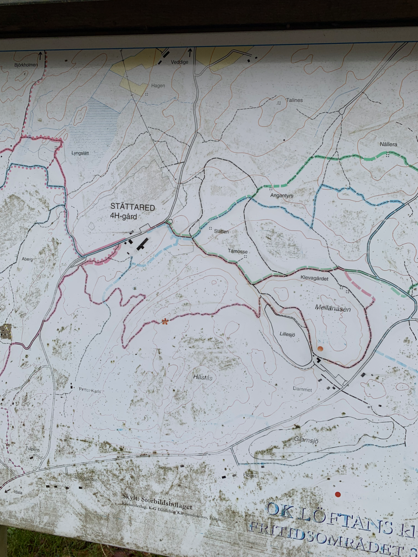 Vandringsleder Karta över markerade stigar och områden i ett naturområde.