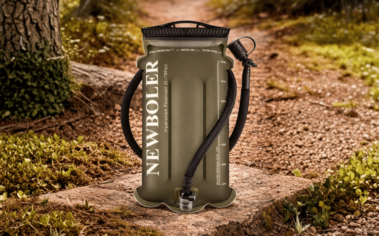 Hydratons väska med slang, placerad på en stig i skogen.