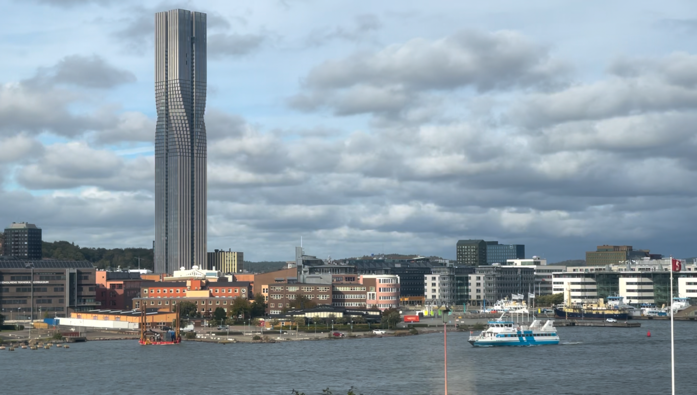 Karlatornet Utsikt över hamnen med skyskrapa och fartyg i en stadsmiljö.