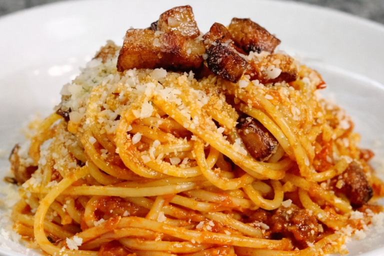 Tallrik med spaghetti, kött, tryffel och riven ost.