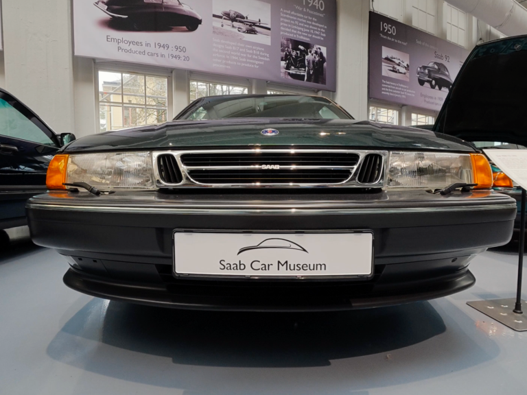 Litet barn i barnvagn som tittar på en gris i en inhägnad.