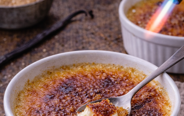 Krämig crème brûlée med knaprig karameliserad yta och vaniljstång.