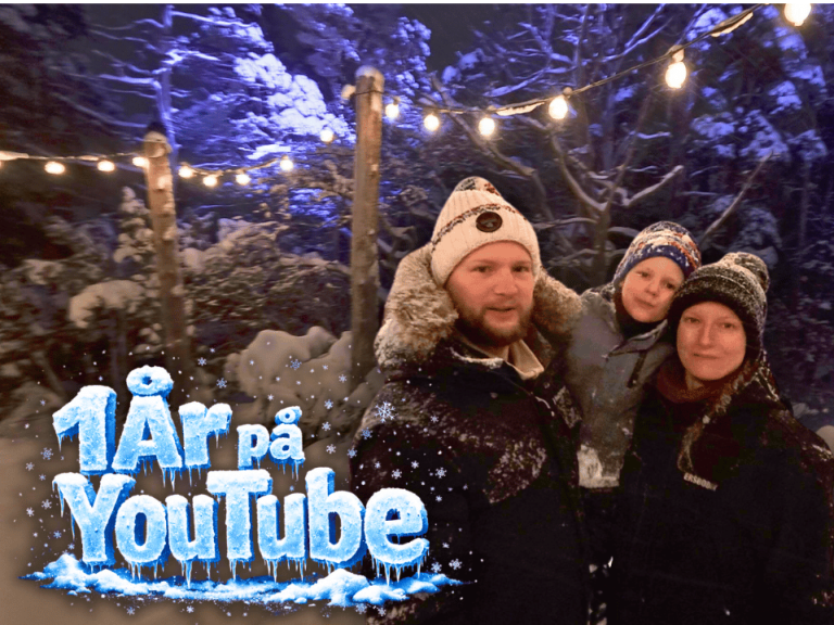 Utsikt över sjön med båt och personer vid vattnet, solnedgång i bakgrunden.