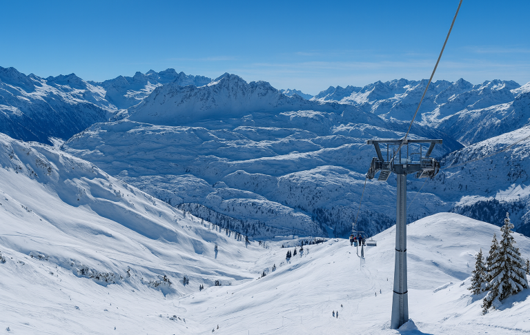 illustration av Utsikt över snötäckta fjäll och dalar med en stolslift i förgrunden.