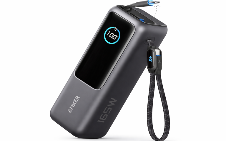 Bärbar powerbank med display och laddningssladd, svart och blå.