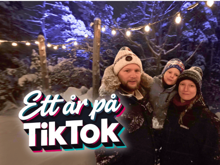 Familj poserar ute i snön med ljusslingor och en TikTok-logga.