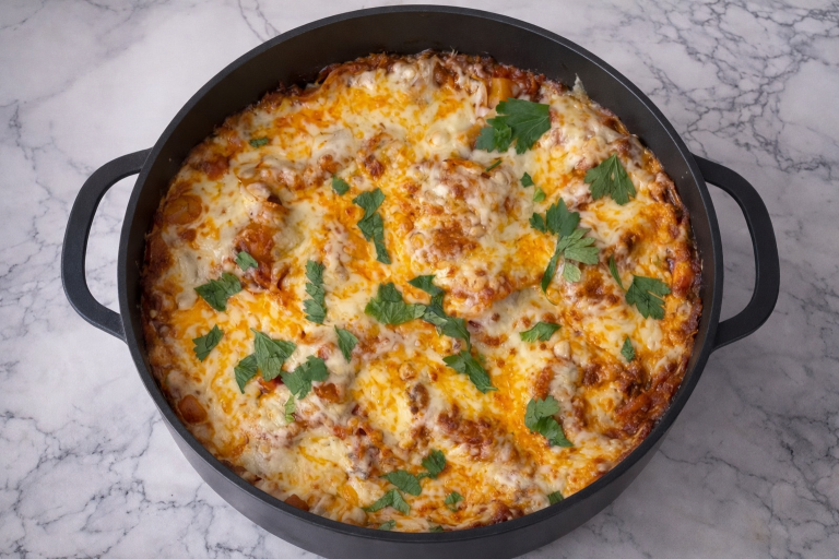 Gratäng med gyllene ost, brunt över och toppad med färsk koriander.