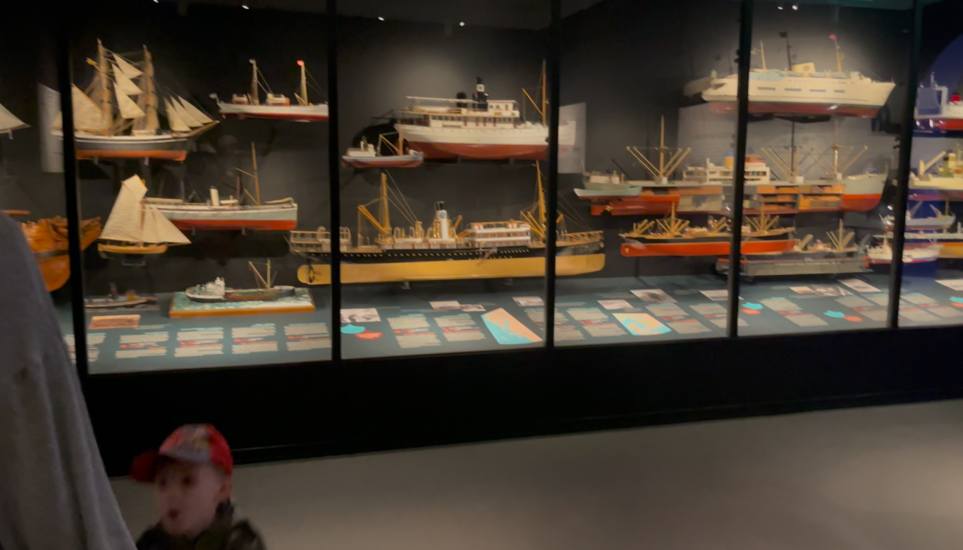 Modell Båtar Modeller av fartyg i en monter med olika båtar och fartygsmodeller.