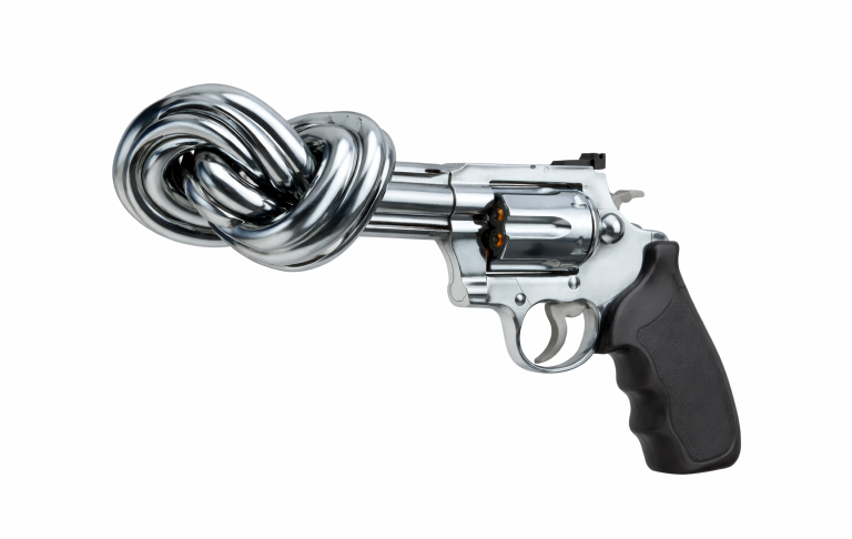 En revolver med ett knutet, metalliskt hölje.