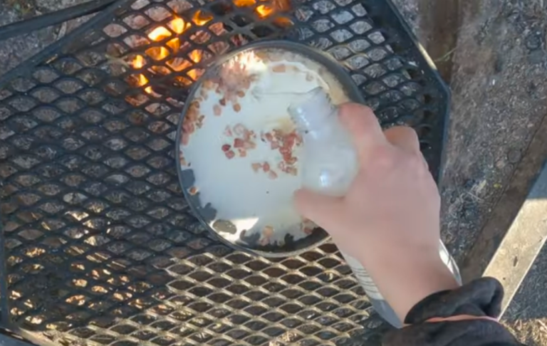 Han fyller stekpanna ed kolbullesmet