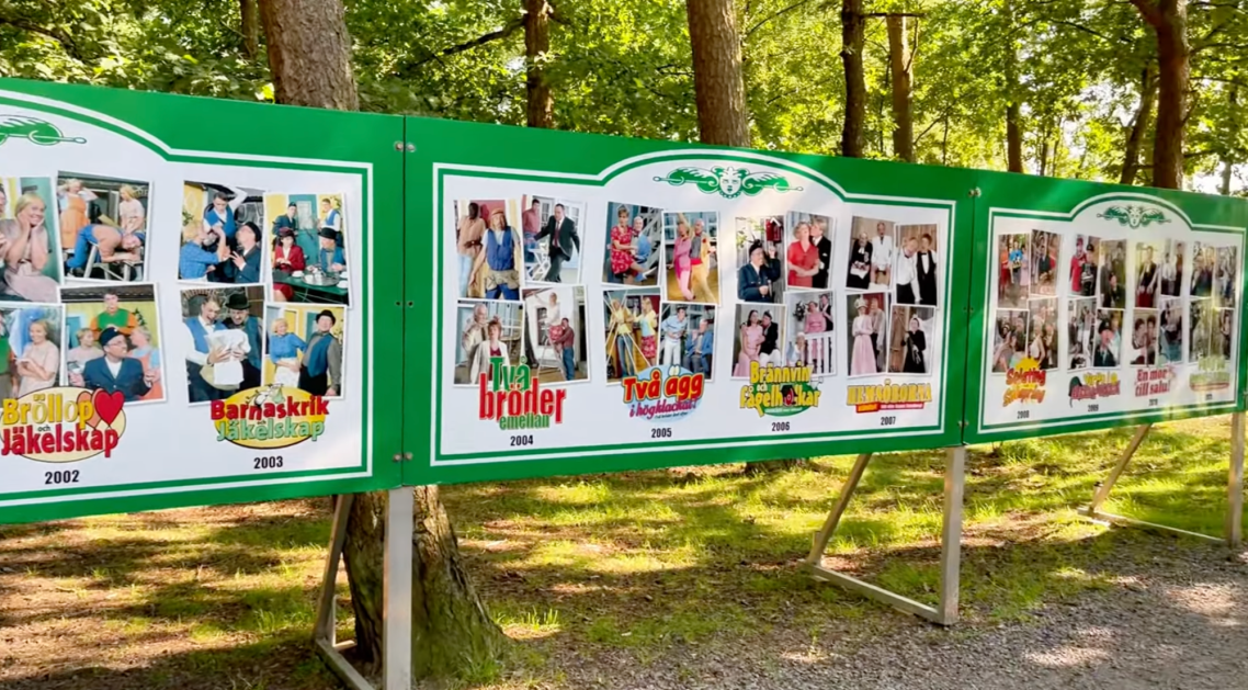 Vallarnas Friluftsområde friluftsteatern Flera foton av personer på en utställning med grön bakgrund i en skog.