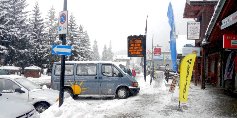 Snötäckt bergstop med solbelyst spets i en gryningston.